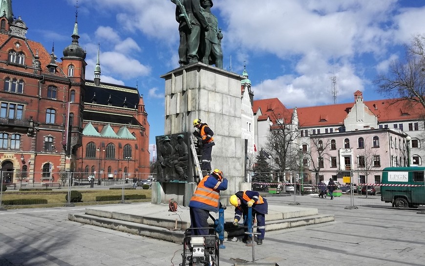 Rozbieranie Pomnika Wdzięczności już się rozpoczyna