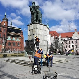 powiększ zdjęcie: Rozbieranie Pomnika Wdzięczności już się rozpoczyna
