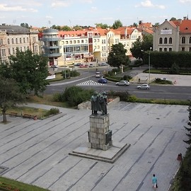 powiększ zdjęcie: Rozbieranie Pomnika Wdzięczności już się rozpoczyna