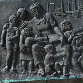 powiększ zdjęcie: Rozbieranie Pomnika Wdzięczności już się rozpoczyna