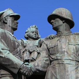 powiększ zdjęcie: Rozbieranie Pomnika Wdzięczności już się rozpoczyna