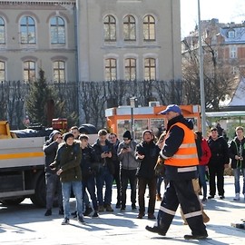 powiększ zdjęcie: Rozbieranie Pomnika Wdzięczności już się rozpoczyna