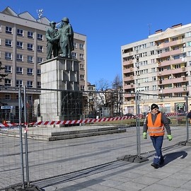 powiększ zdjęcie: Rozbieranie Pomnika Wdzięczności już się rozpoczyna