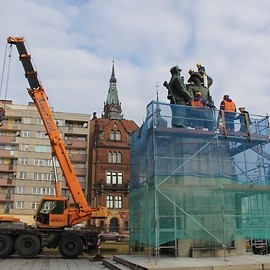 powiększ zdjęcie: Pomnik Wdzięczności dla Armii Radzieckiej odjechał z placu Słowiańskiego