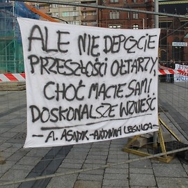 powiększ zdjęcie: Pomnik Wdzięczności dla Armii Radzieckiej odjechał z placu Słowiańskiego