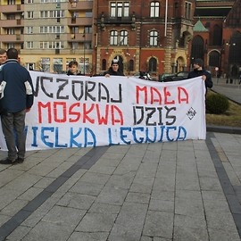 powiększ zdjęcie: Pomnik Wdzięczności dla Armii Radzieckiej odjechał z placu Słowiańskiego