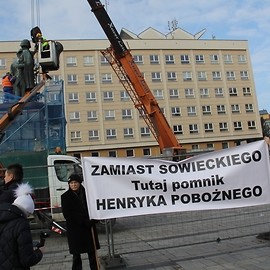 powiększ zdjęcie: Pomnik Wdzięczności dla Armii Radzieckiej odjechał z placu Słowiańskiego