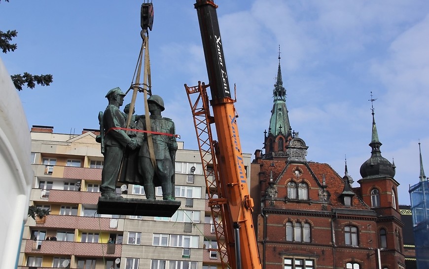 Pomnik Wdzięczności dla Armii Radzieckiej odjechał z placu Słowiańskiego