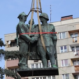 powiększ zdjęcie: Pomnik Wdzięczności dla Armii Radzieckiej odjechał z placu Słowiańskiego