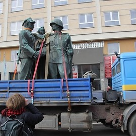 powiększ zdjęcie: Pomnik Wdzięczności dla Armii Radzieckiej odjechał z placu Słowiańskiego
