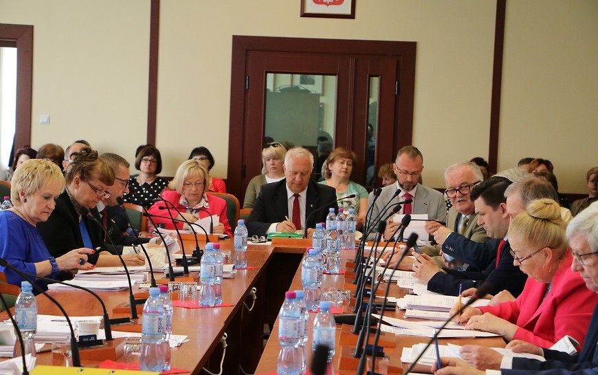 Większe środki na inwestycje i na ratowanie zabytków