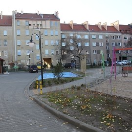 Rewitalizacja podwórza na Kartuzach