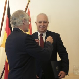 powiększ zdjęcie: Prezydent Tadeusz Krzakowski odznaczony Krzyżem Zasługi Republiki Federalnej Niemiec