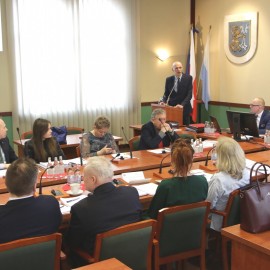 powiększ zdjęcie: Rosną nakłady inwestycyjne. Więcej na park, oświatę, walkę ze smogiem i drogi