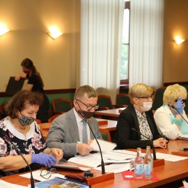 powiększ zdjęcie: Prezydent Tadeusz Krzakowski z wotum zaufania i absolutorium