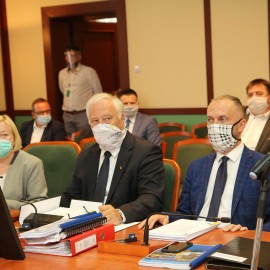 powiększ zdjęcie: Prezydent Tadeusz Krzakowski z wotum zaufania i absolutorium
