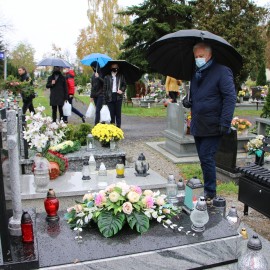 powiększ zdjęcie: Prezydent uczcił pamięć legniczan zapalając znicze na ich grobach