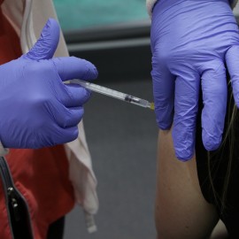 powiększ zdjęcie: Już 10 tysięcy osób zaszczepionych w legnickim powszechnym punkcie szczepień