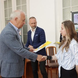 Prezydent Legnicy wręczył zaświadczenia o wyborze dla młodych radnych