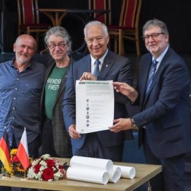 powiększ zdjęcie: Wizyta gości z Wuppertalu. Prezydent podpisał deklarację pokoju i przyjaźni
