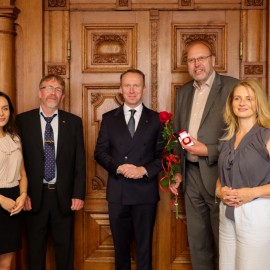 powiększ zdjęcie: Olaf Raschke nagrodzony tytułem Zasłużony dla Legnicy