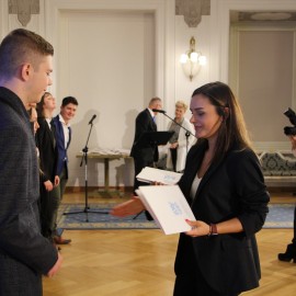 powiększ zdjęcie: Wręczono stypendia Prezydenta Miasta Legnicy dla najzdolniejszych uczniów