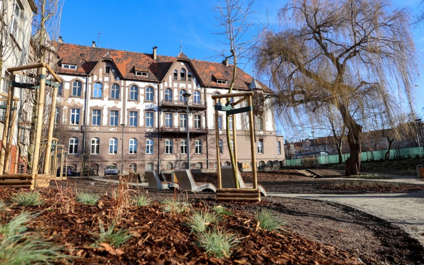 W centrum miasta mamy skwer ze strefą wypoczynku