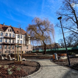 powiększ zdjęcie: W centrum miasta mamy skwer ze strefą wypoczynku