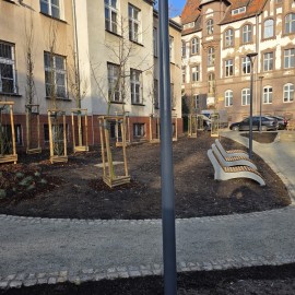 powiększ zdjęcie: W centrum miasta mamy skwer ze strefą wypoczynku