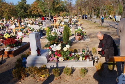 Zapłonęły znicze na grobach zasłużonych legniczan